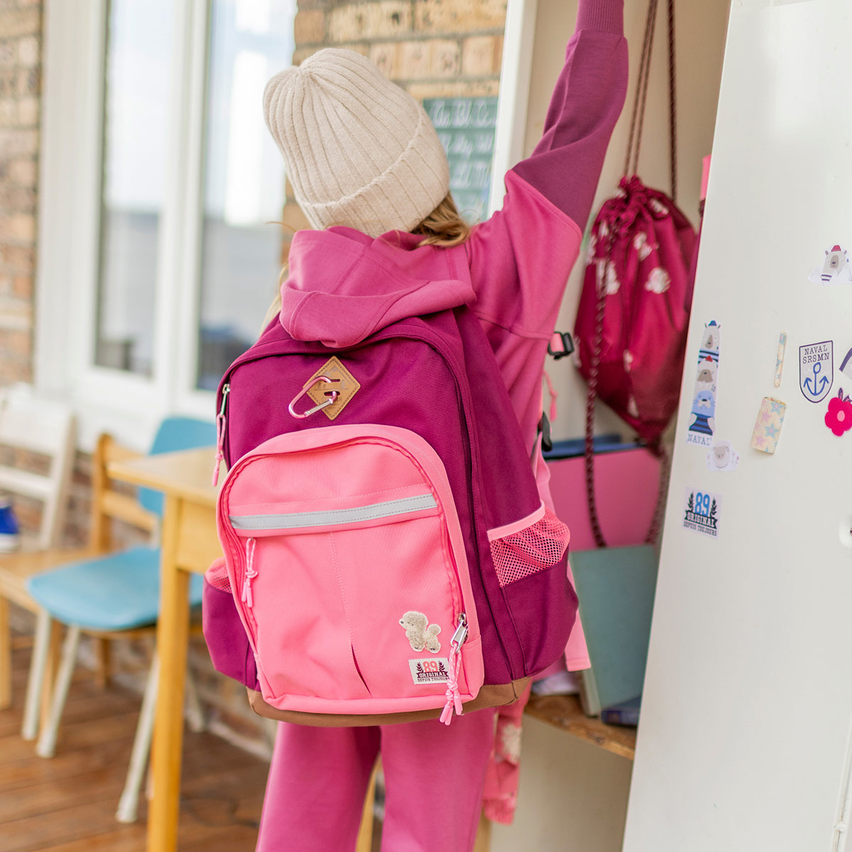 Photo d'un enfant portant le sac à dos rose, enfant