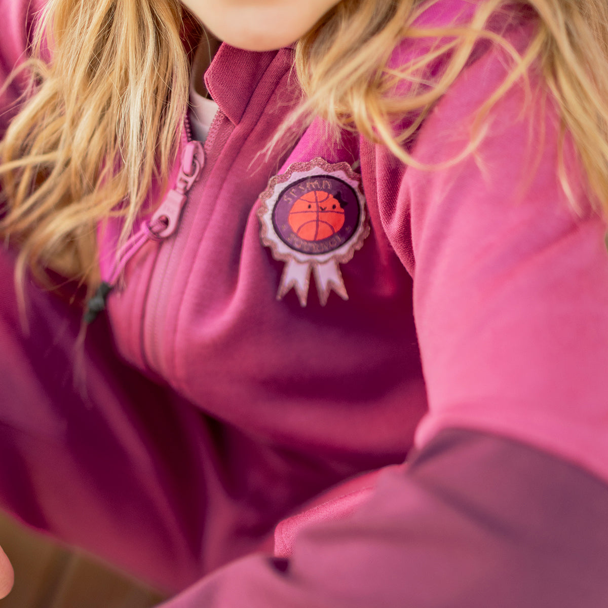 Zoom détails de la veste à capuchon mauve, enfant