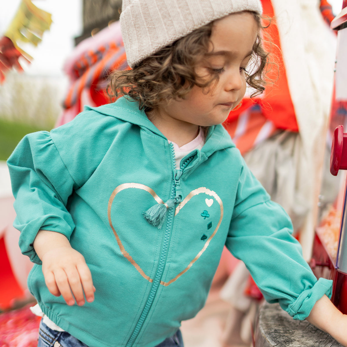 Photo d'un enfant portant la veste à capuchon turquoise, bébé