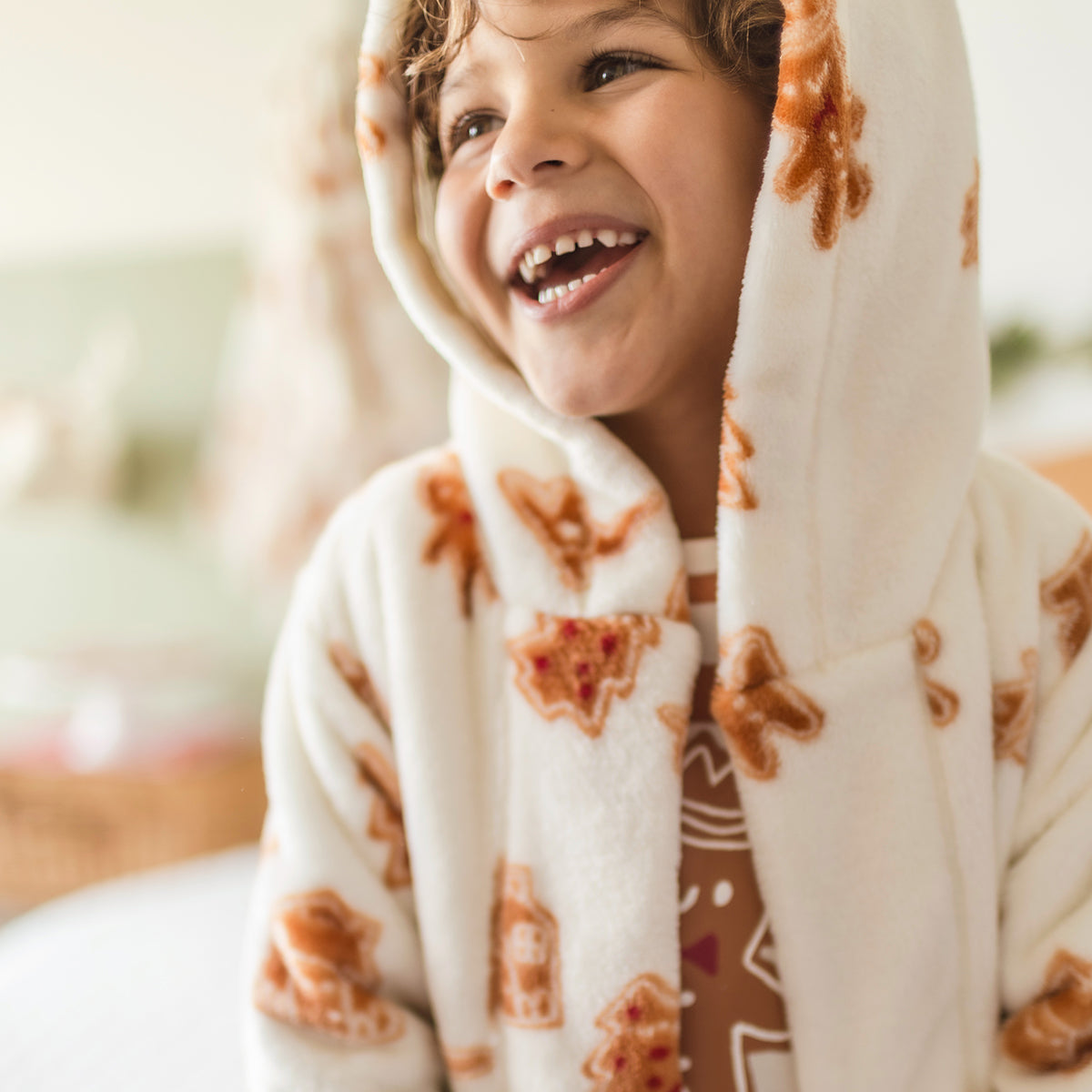 Photo d'un enfant portant la robe de chambre crème à motifs pain d’épices, enfant