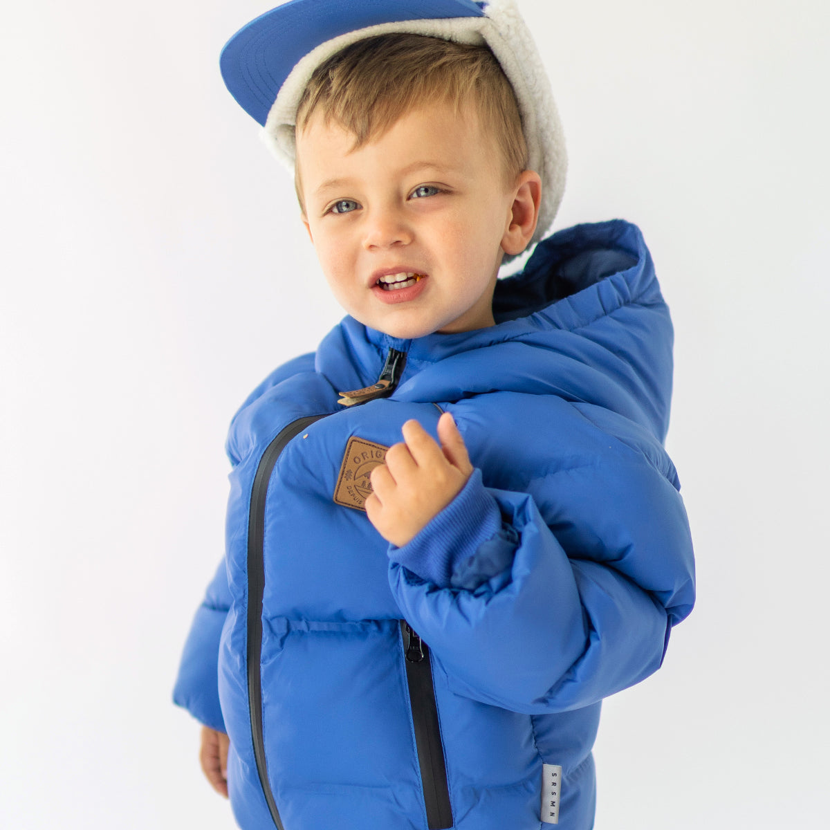 Photo d'un enfant portant le manteau doudoune bleu, bébé