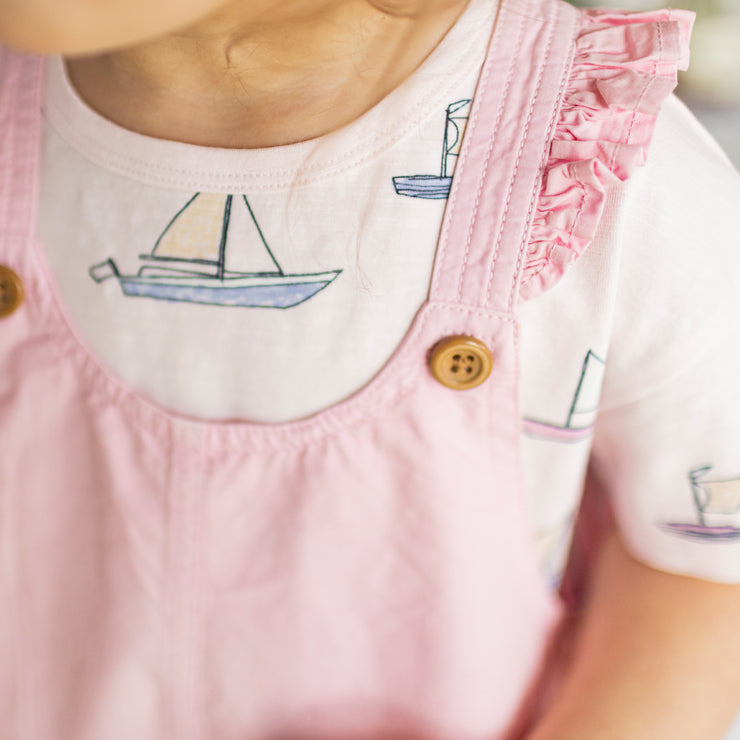 T shirt à manches courtes de coupe décontractée rose à motif de voiliers, bébé || Pink short sleeves relaxed fit t-shirt with sailboat print, baby