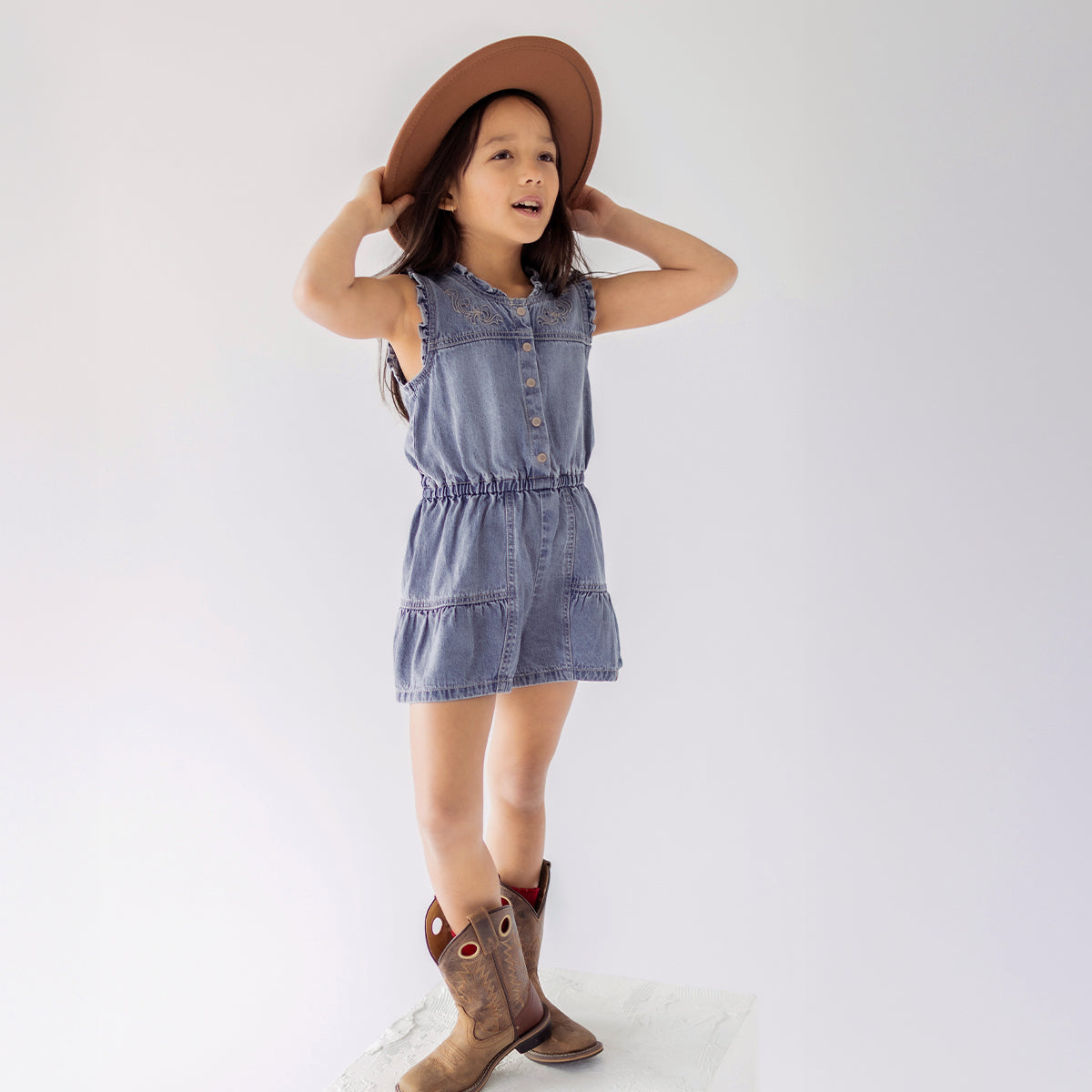 Photo d'un enfant portant la combishort bleu en denim avec broderies, enfant
