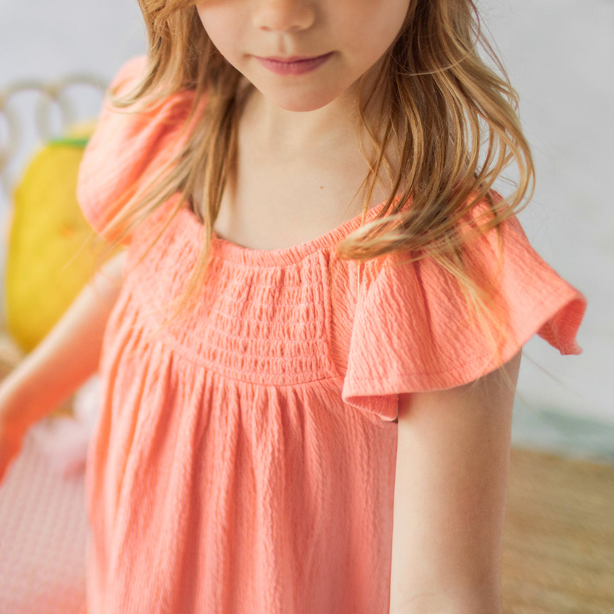Photo d'un enfant portant la robe rose avec volants, enfant