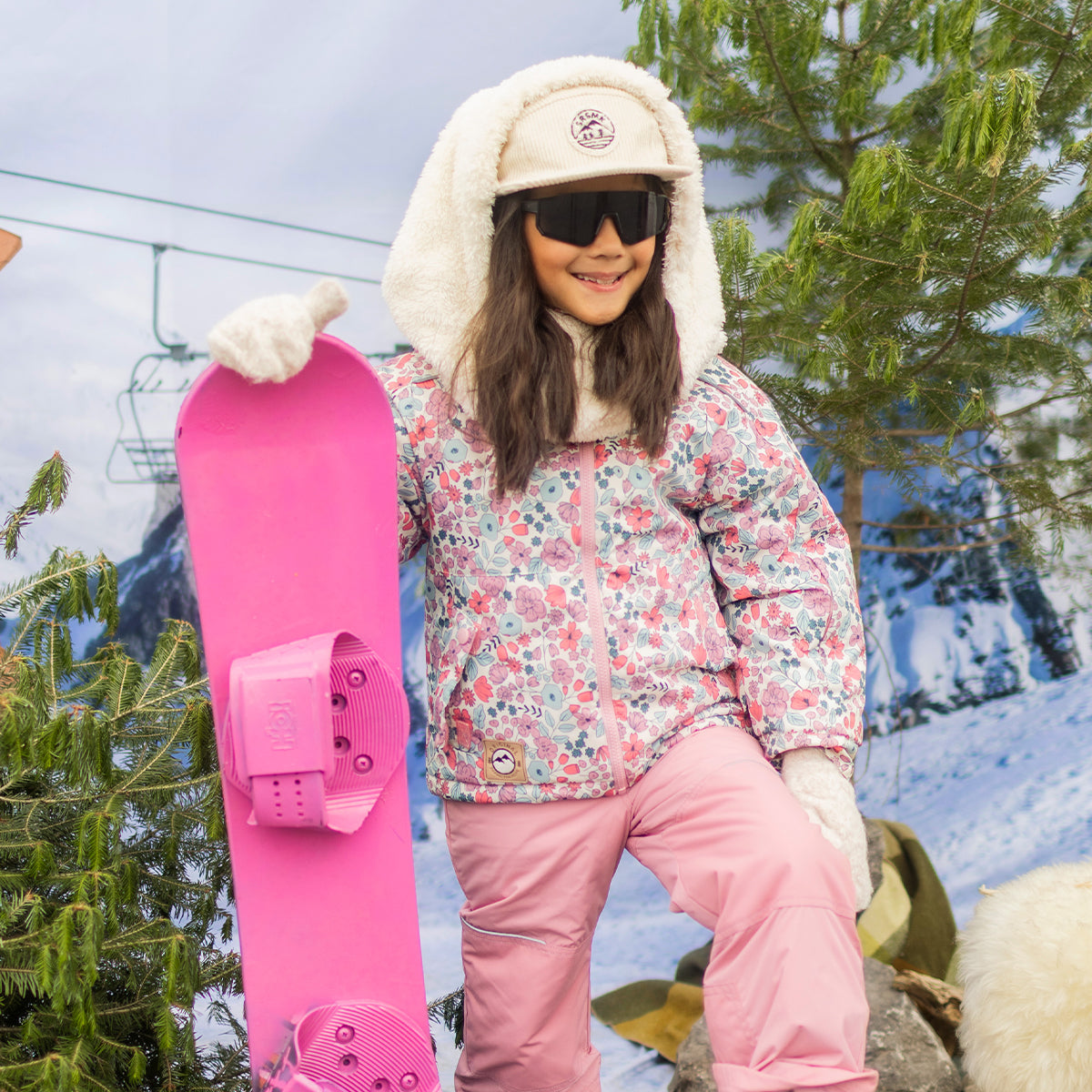 Photo d'un enfant portant l'habit de neige deux pièces rose avec fleurs, enfant