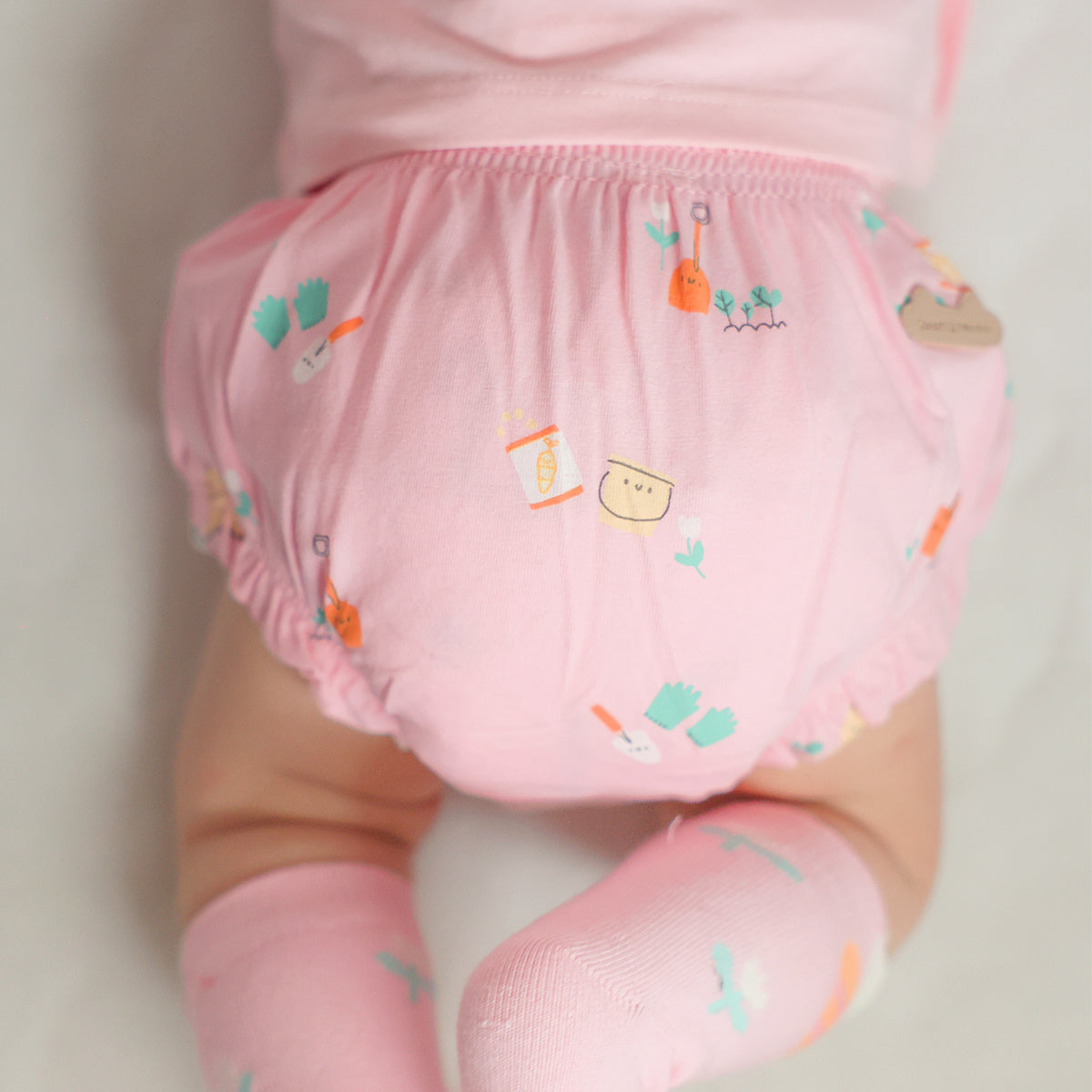 Short bouffant rose à motifs, naissance