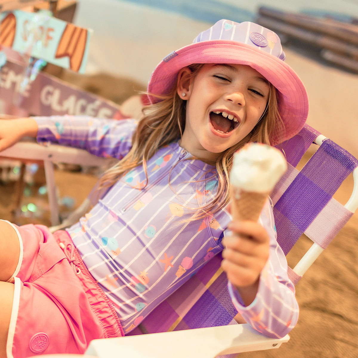 Chapeau de soleil réversible mauve avec rayures et motifs, enfant