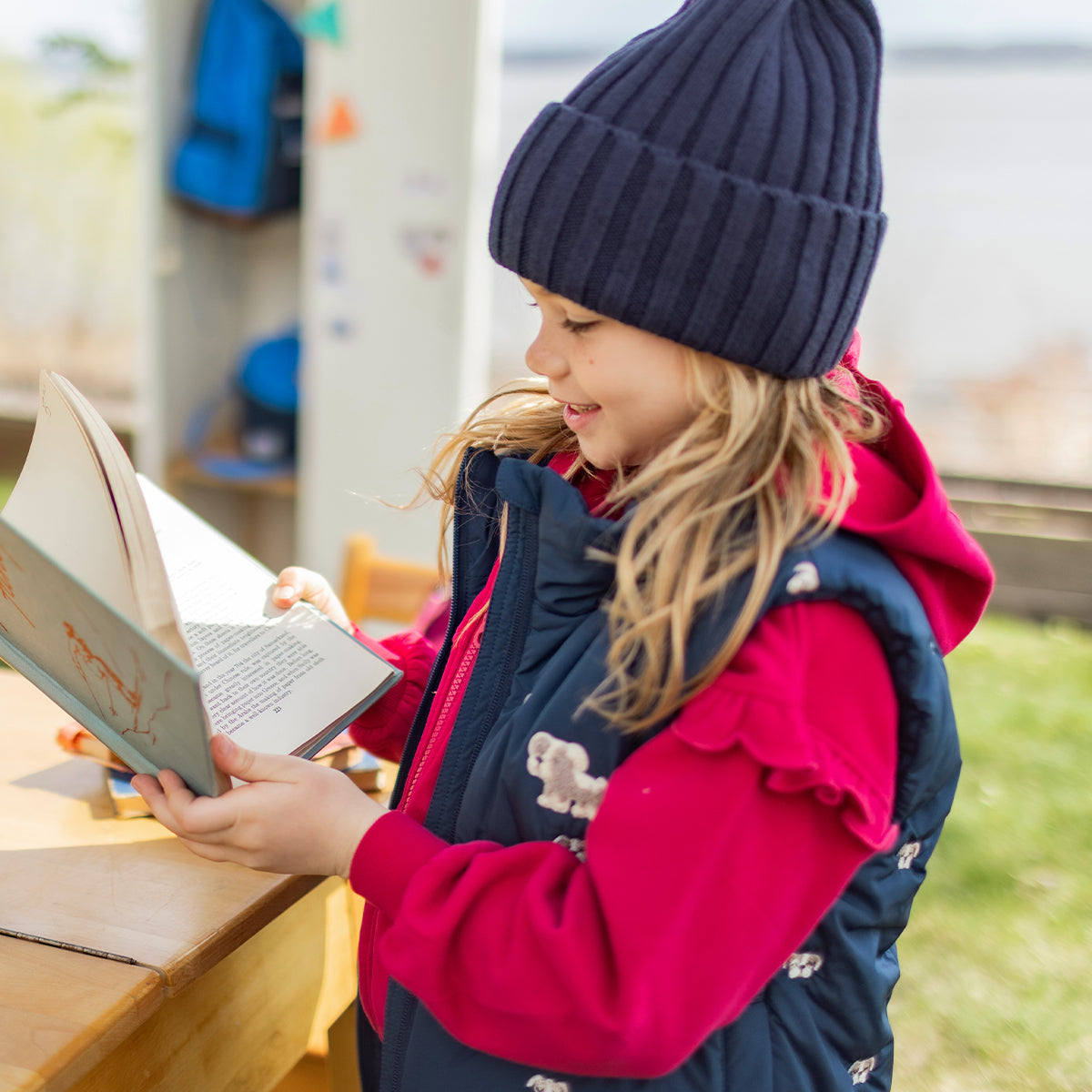 Photo d'un enfant portant la veste doudoune sans manches bleu marine, enfant