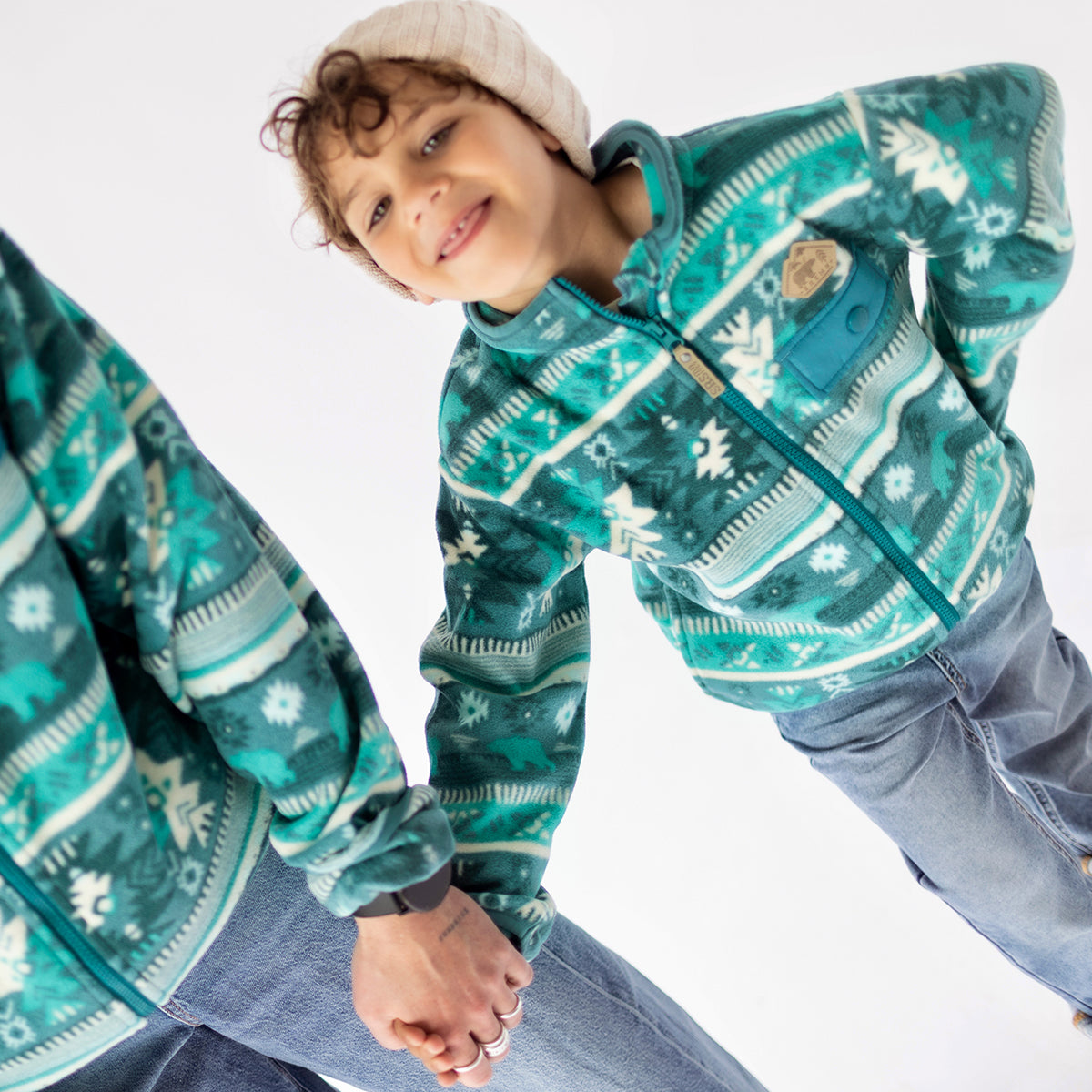 Photo d'un enfant portant la veste turquoise en polar avec motifs, enfant