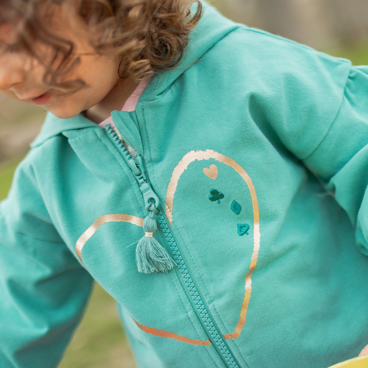 Photo d'un enfant portant la veste à capuchon turquoise, bébé