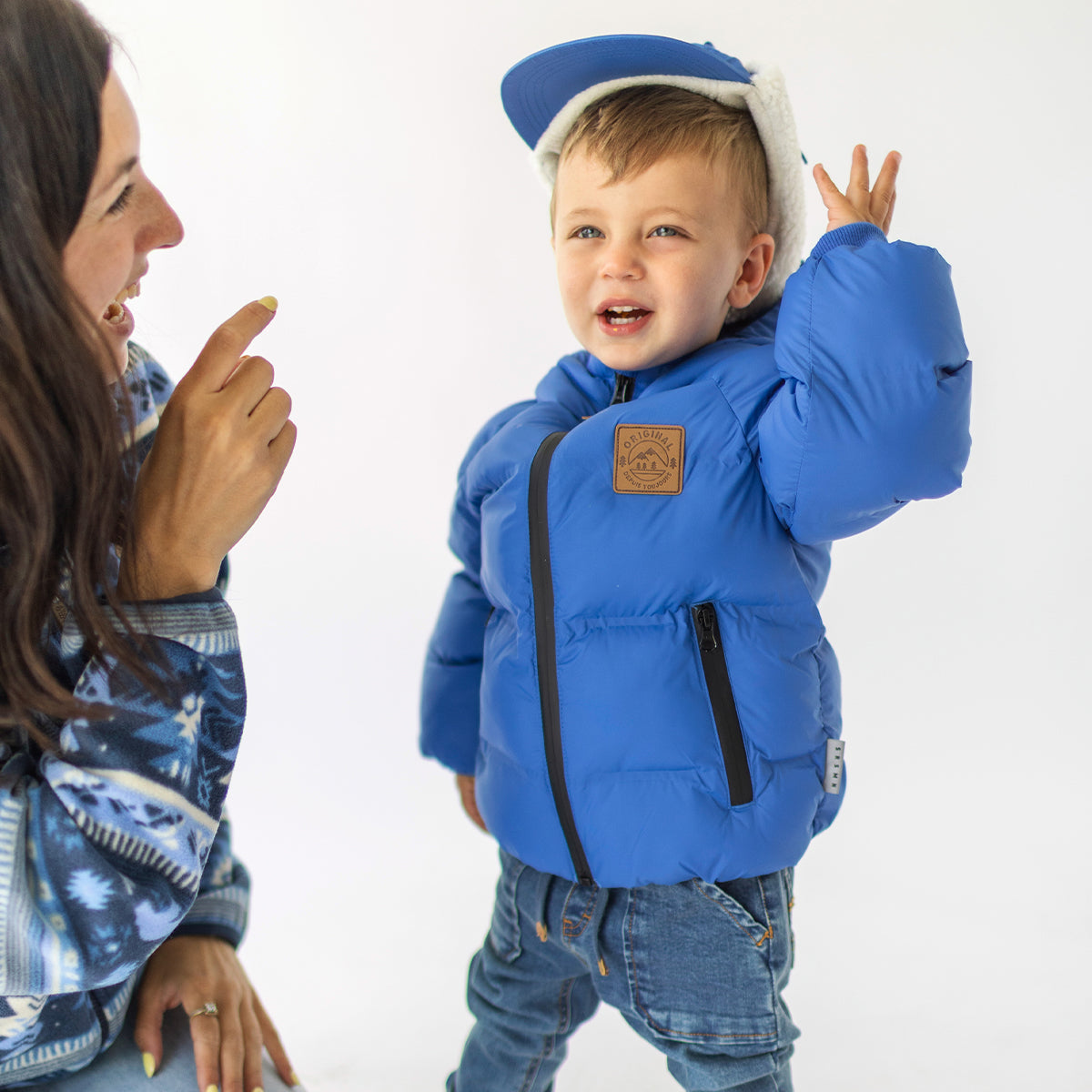 Photo d'un enfant portant le manteau doudoune bleu, bébé
