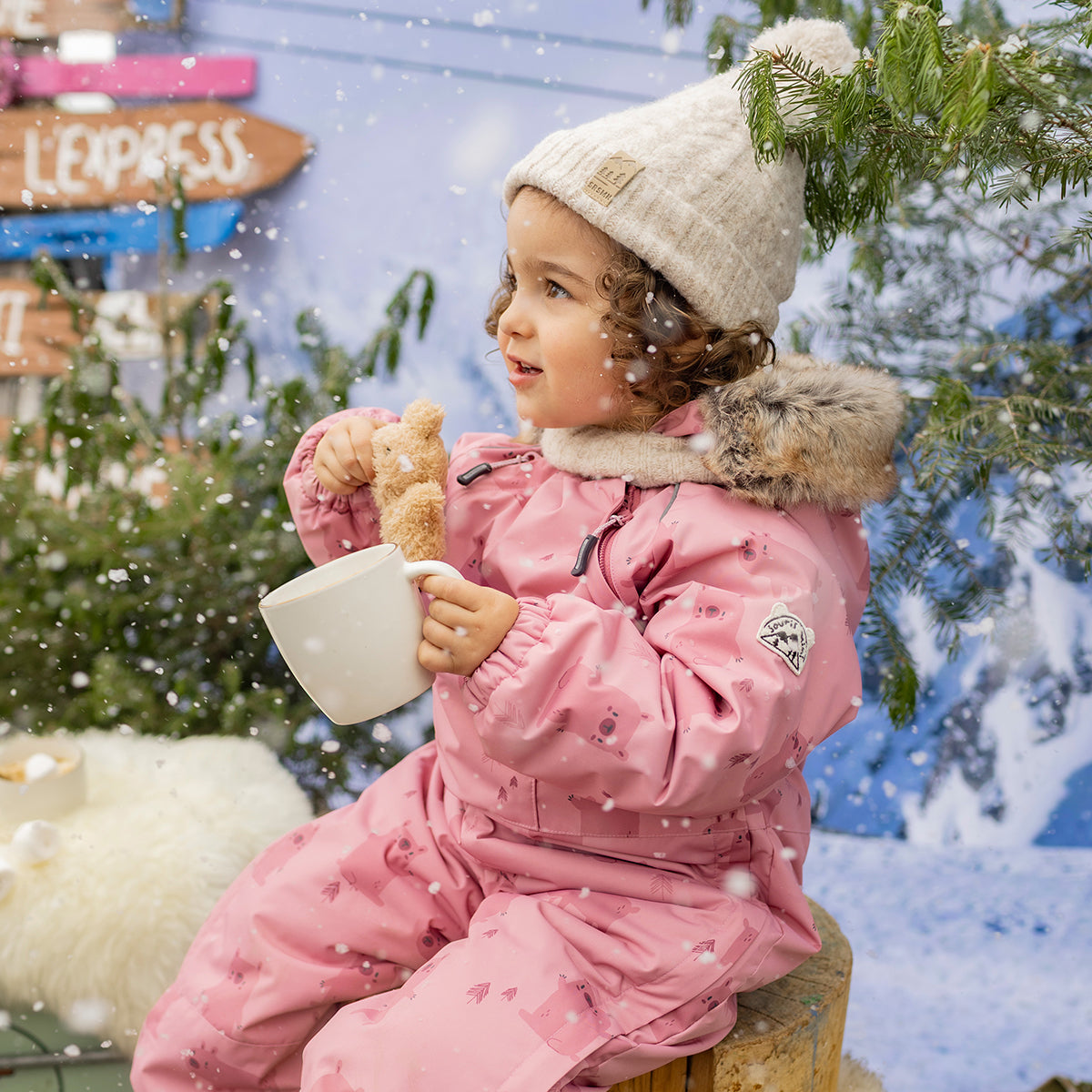 Photo d'un bébé portant la tuque beige en tricot, bébé