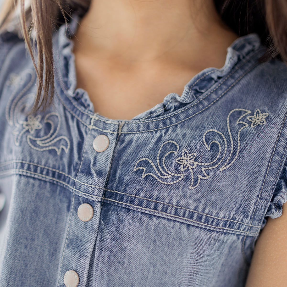 Zoom broderies de la combishort bleu en denim avec broderies, enfant