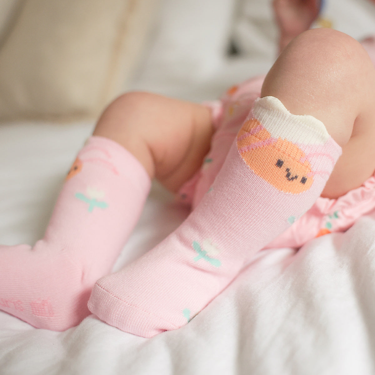Chaussettes roses avec fleurs et abeille, naissance