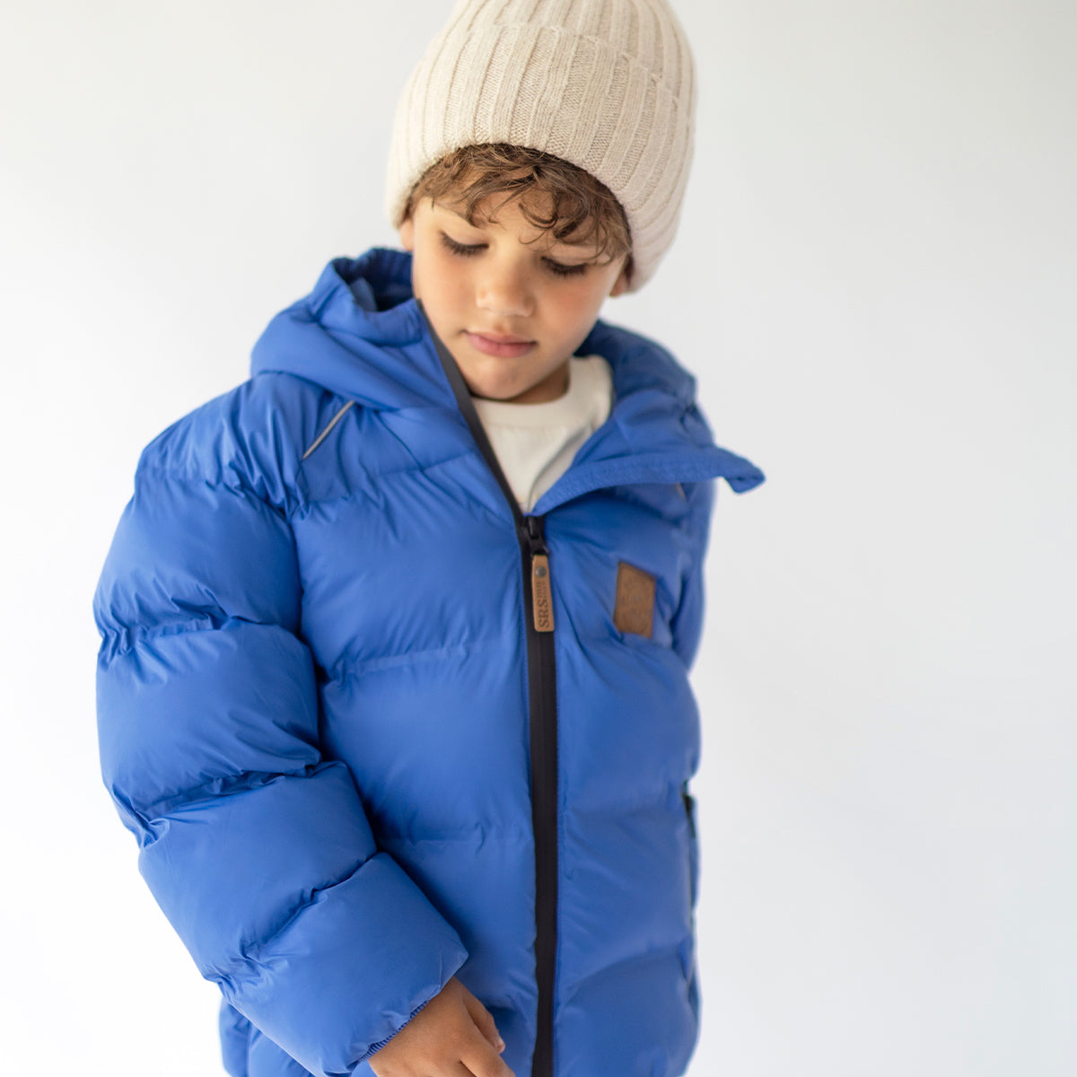 Photo d'un enfant portant le manteau doudoune bleu, enfant