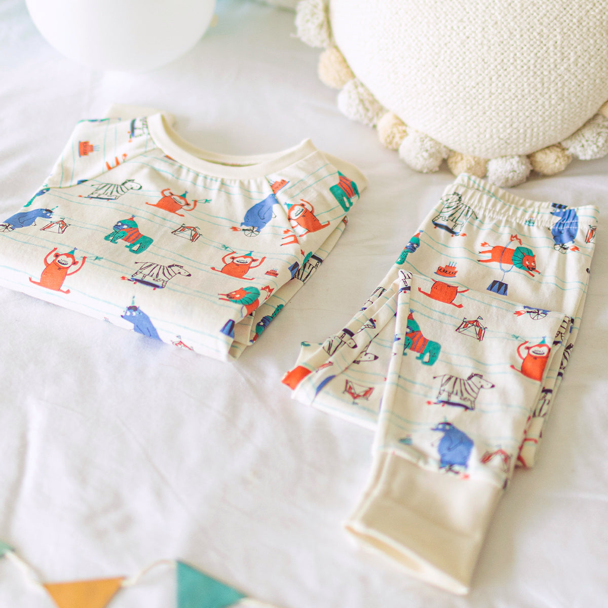 Présentation du pyjama deux pièces crème à motifs d’animaux, bébé
