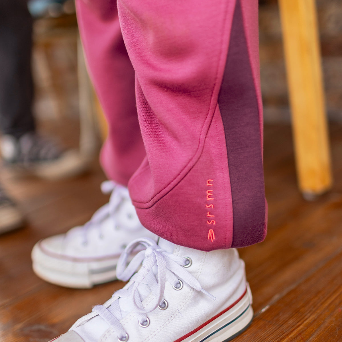 Zoom détails du pantalon mauve style jogger, enfant