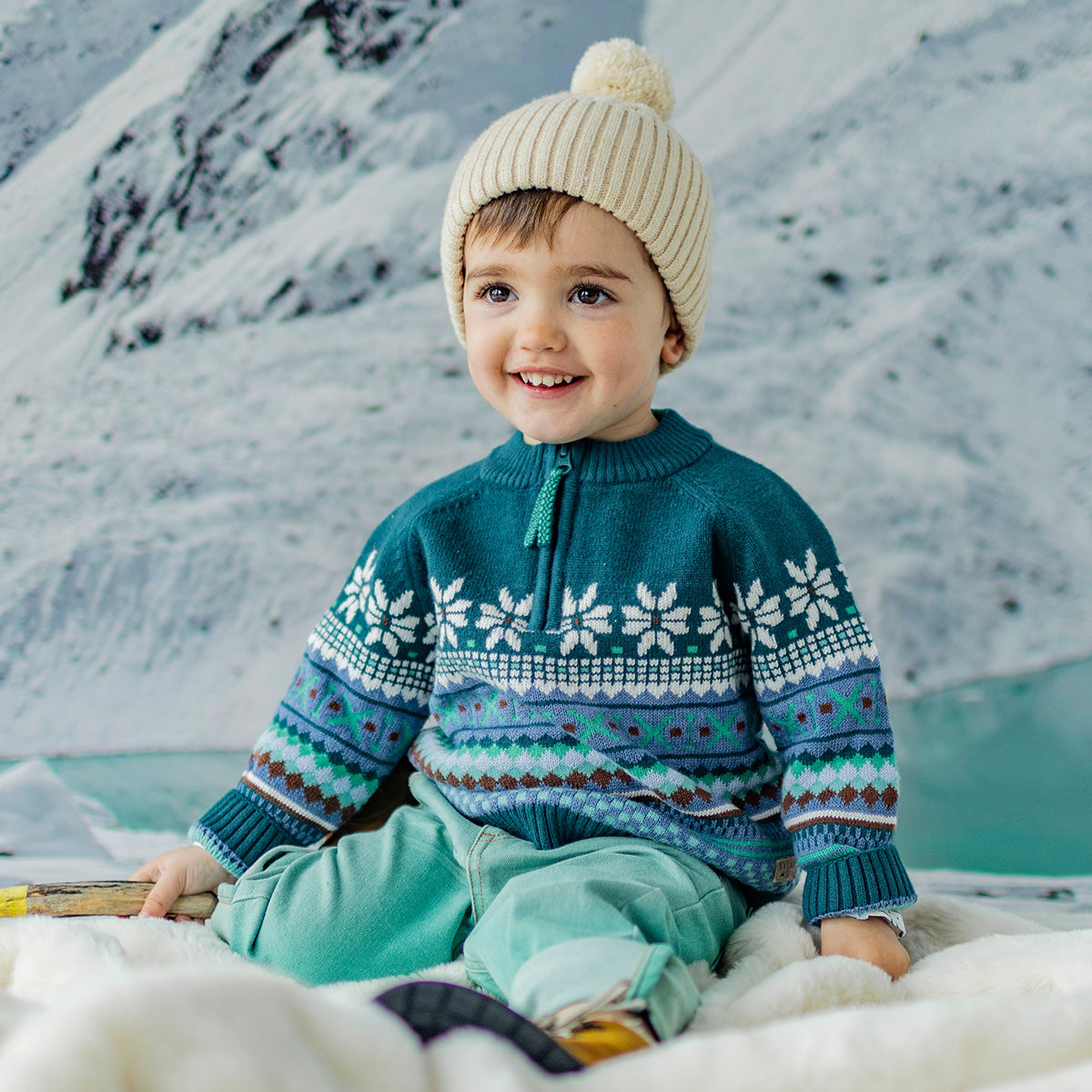 Photo d'un enfant portant le chandail bleu sarcelle en tricot avec motifs, bébé