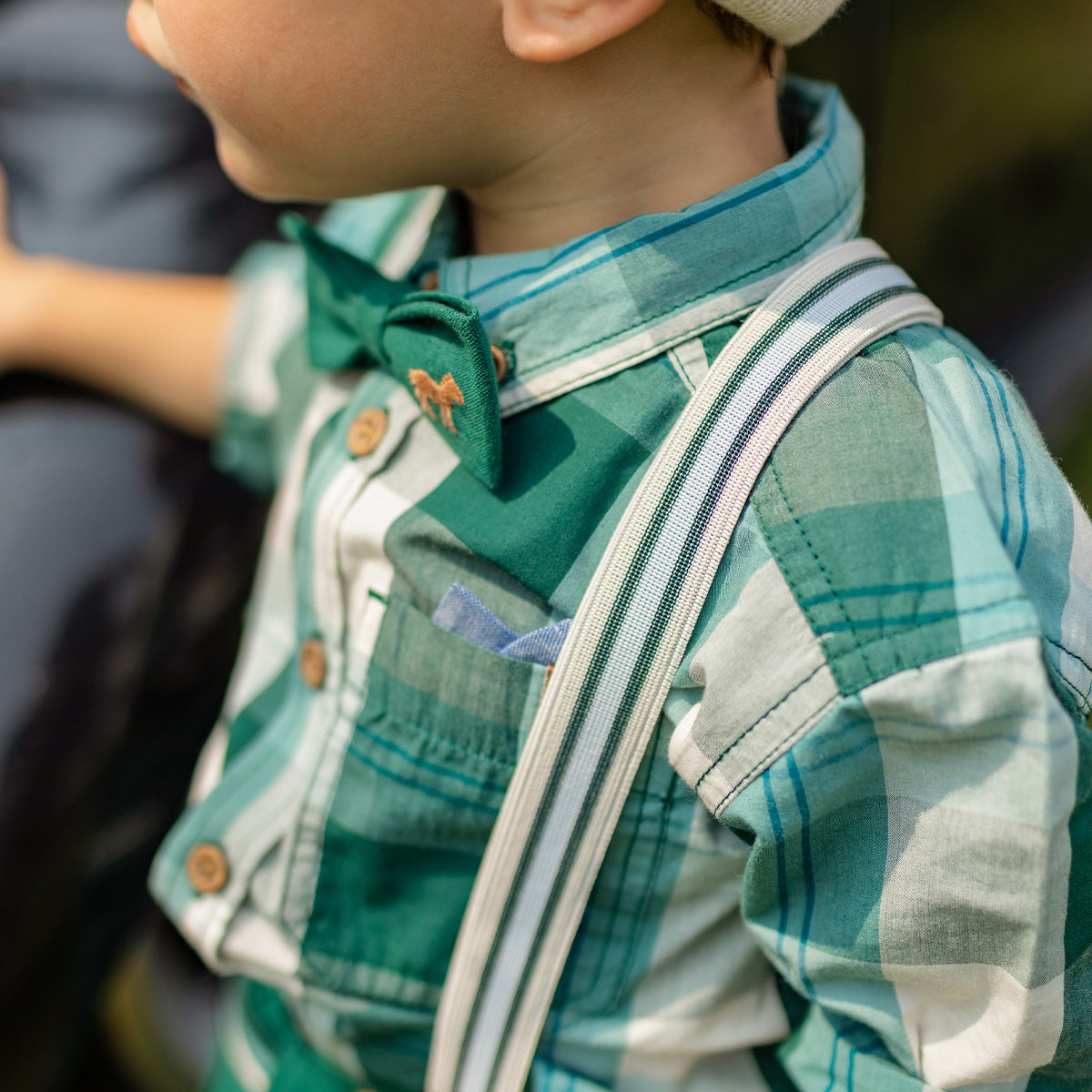 Détail de la chemise verte et turquoise à carreaux, bébé