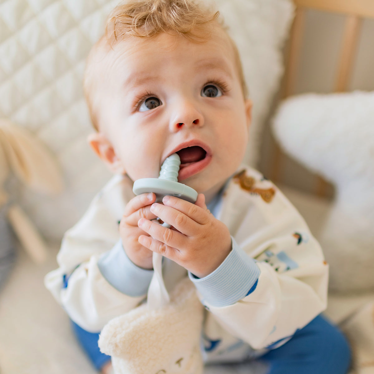 Photo d'un enfant portant le chandail crème à motifs, naissance
