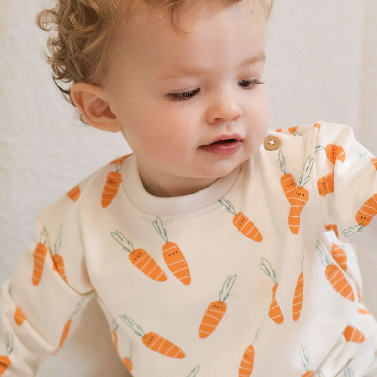 Chandail crème à motifs de carottes, naissance