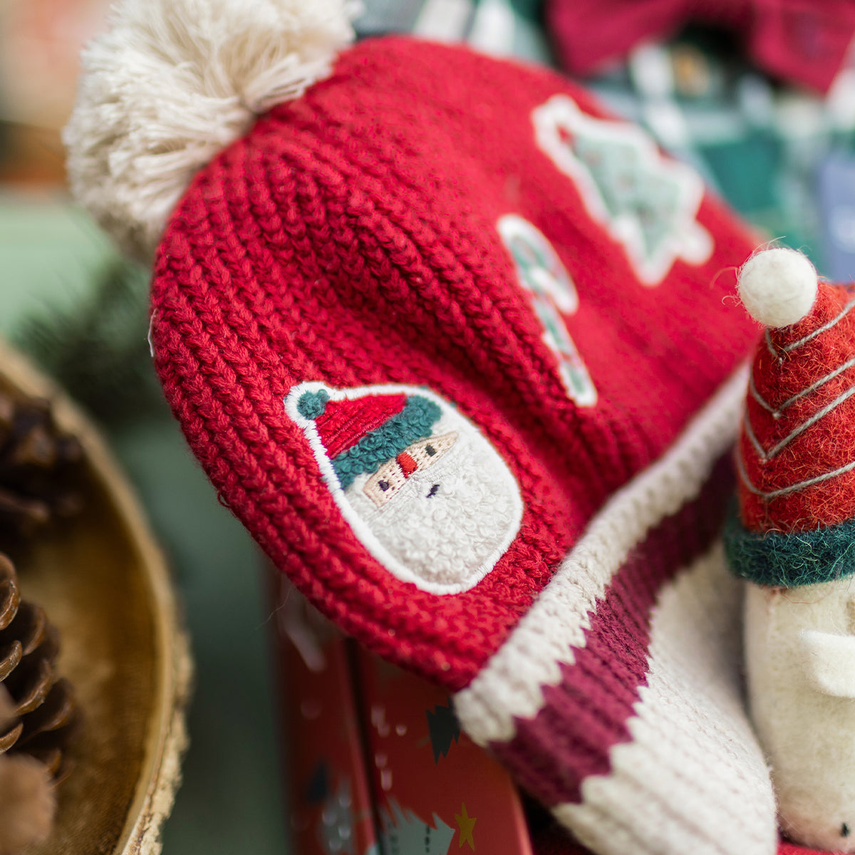Tuque rouge en tricot avec motifs des Fêtes, enfant