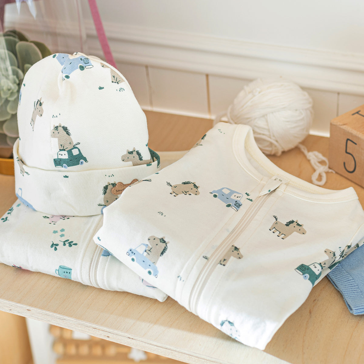 Look du bonnet crème à motifs de chevaux et voitures, naissance