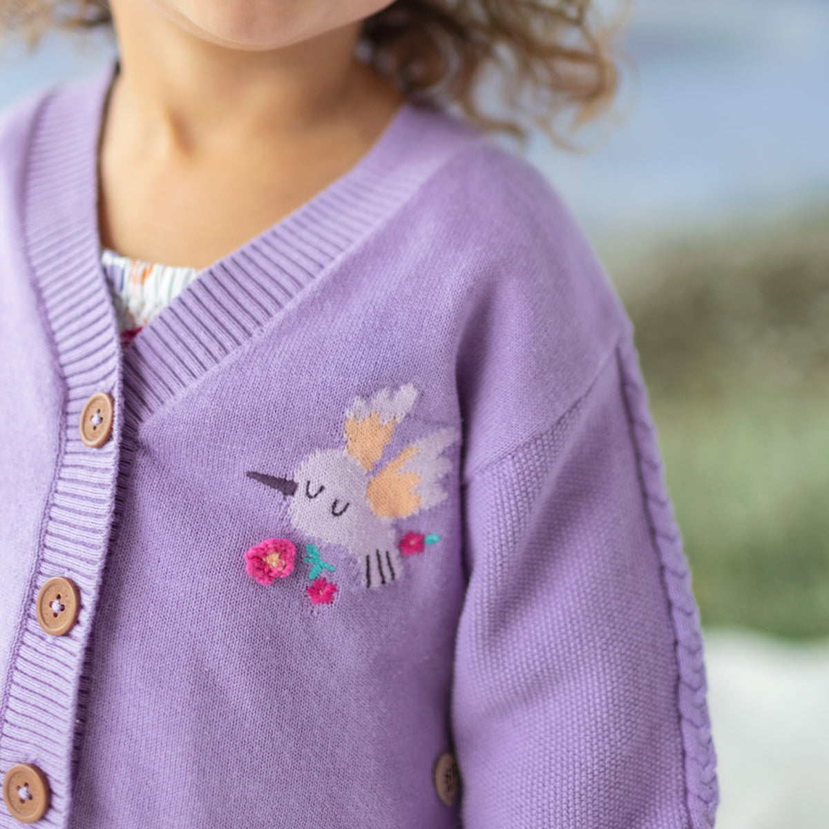 Détails du cardigan de tricot mauve avec colibris, bébé