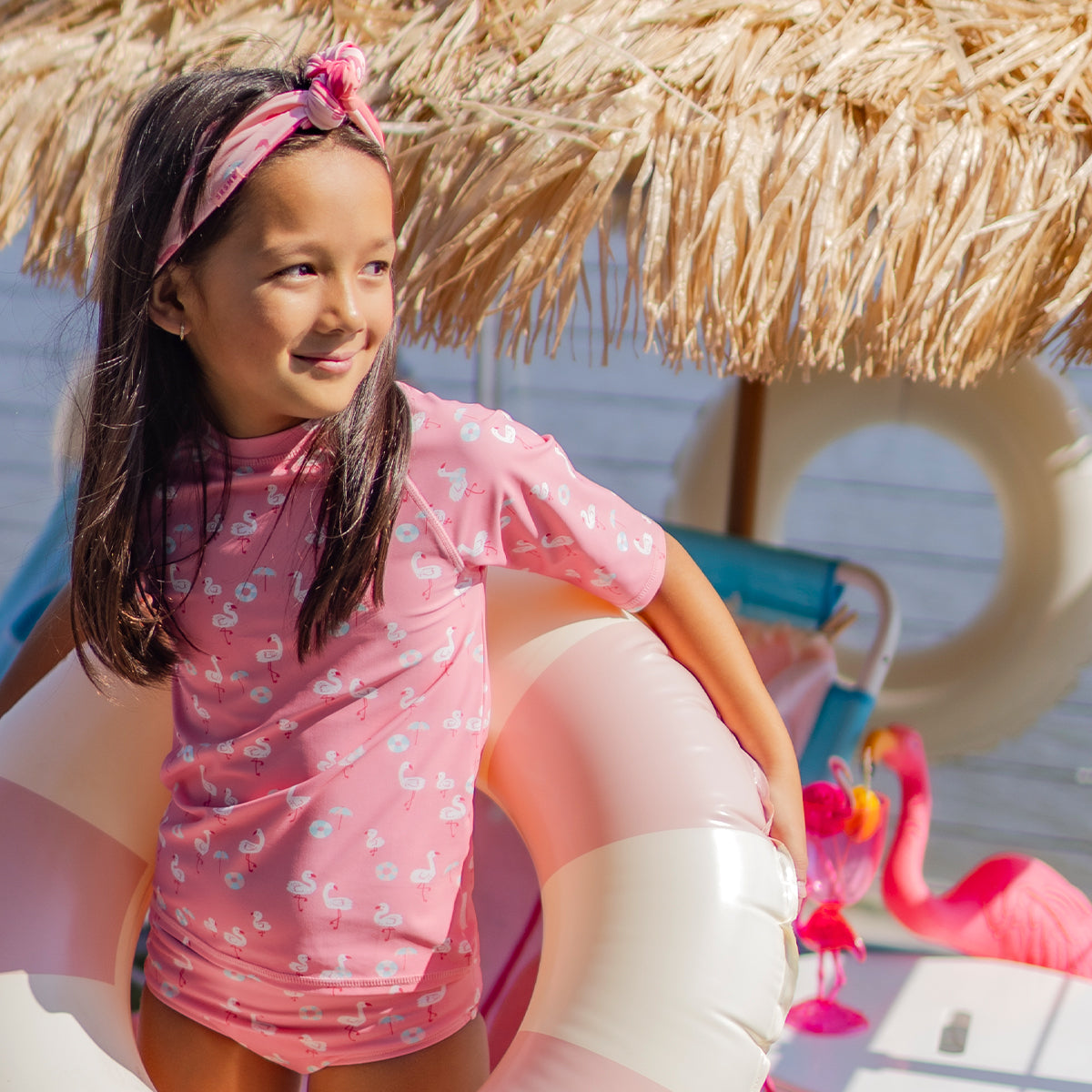 T-shirt de bain rose à motifs de flamants et parasols, enfant
