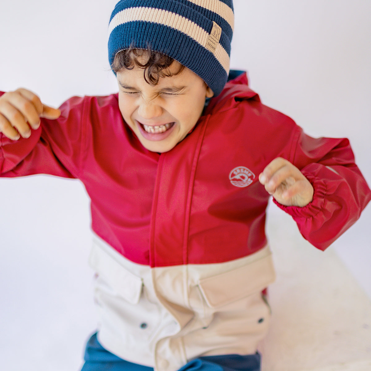 Manteau imperméable rouge et crème, enfant