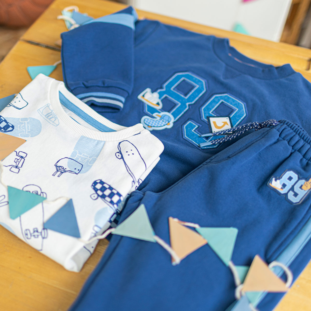 Présentation du chandail bleu avec broderie, bébé