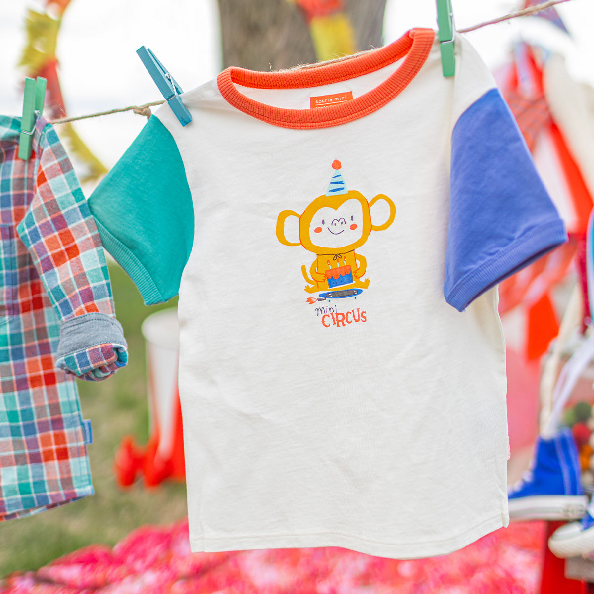 Présentation du t-shirt crème avec illustration, bébé