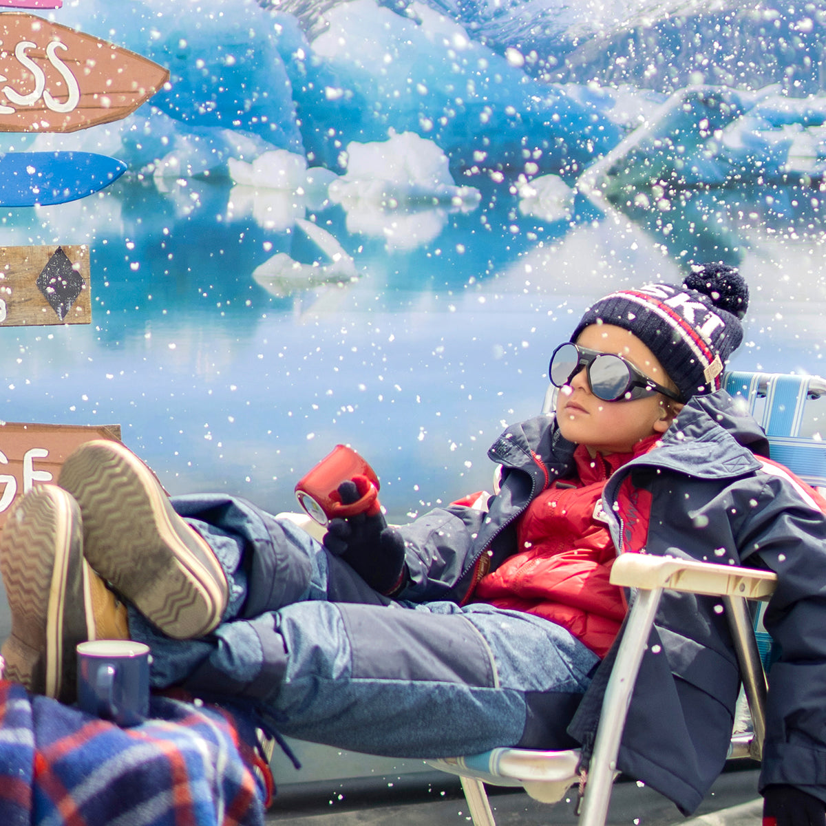 Photo d'un enfant portant l'habit de neige 3 en 1 bleu denim et rouge, enfant