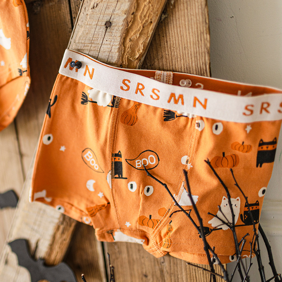 Présentation du boxer orange à motifs d’Halloween, enfant