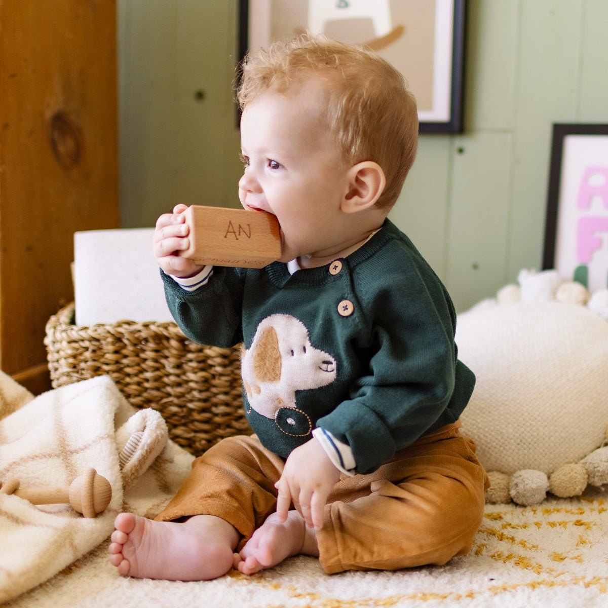 Pantalon brun en velours côtelé, naissance