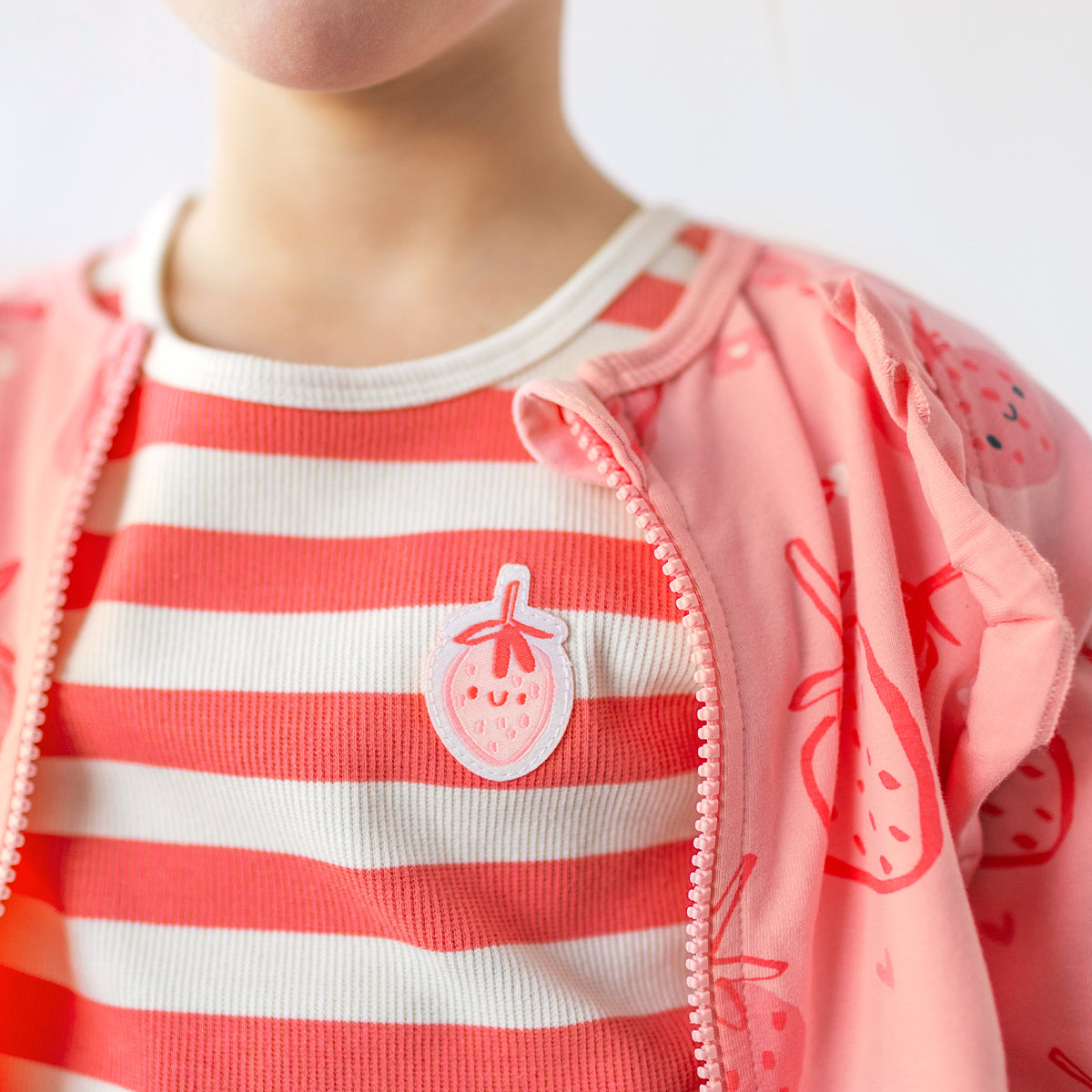 Détail de la robe crème et rose à rayures, enfant