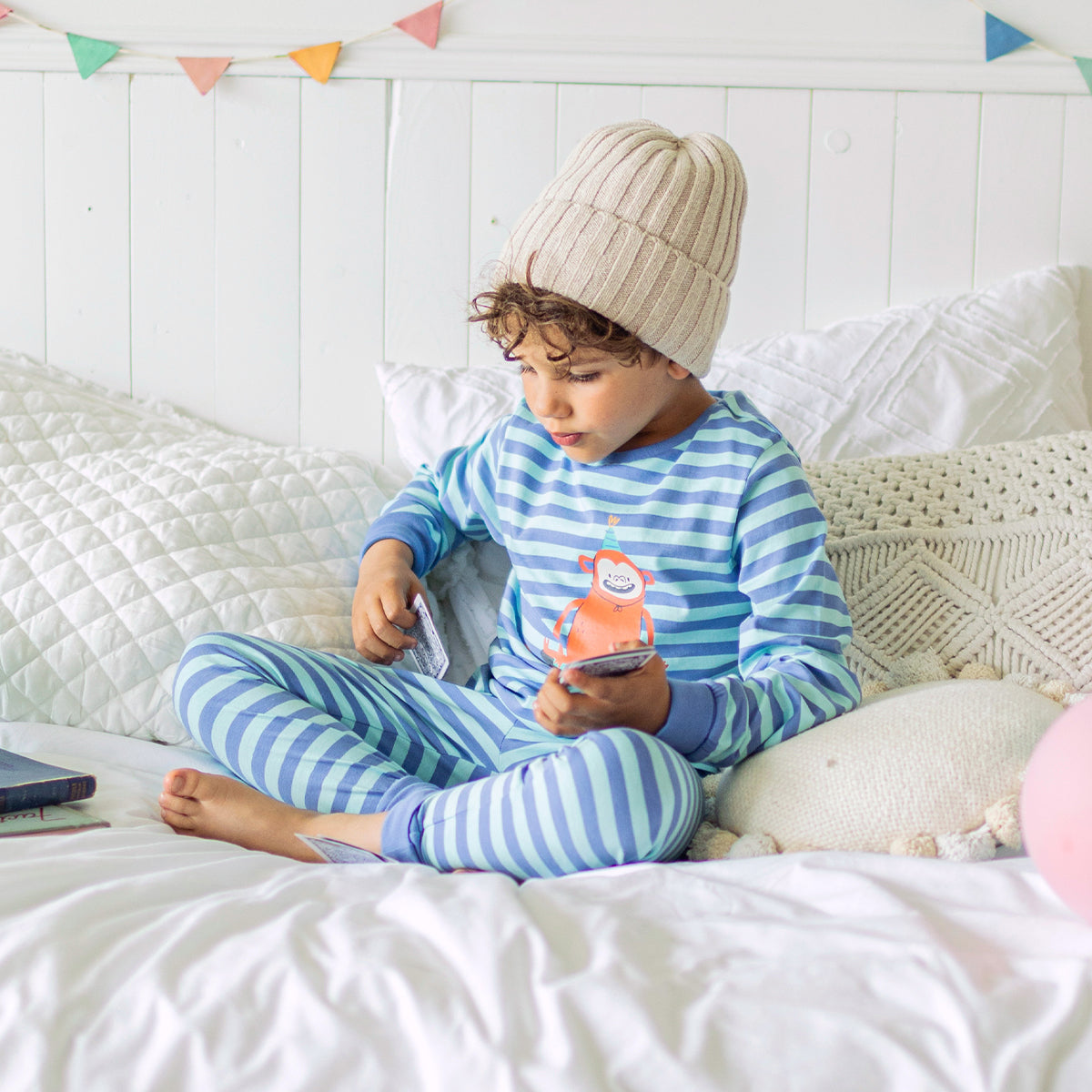 Photo d'un enfant portant le pyjama deux pièces bleu à rayures, enfant