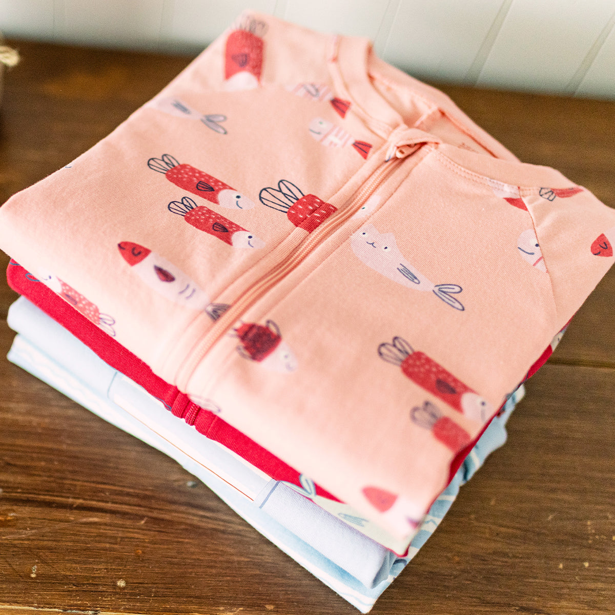 Détails du pyjama une-pièce rose à motifs, enfant