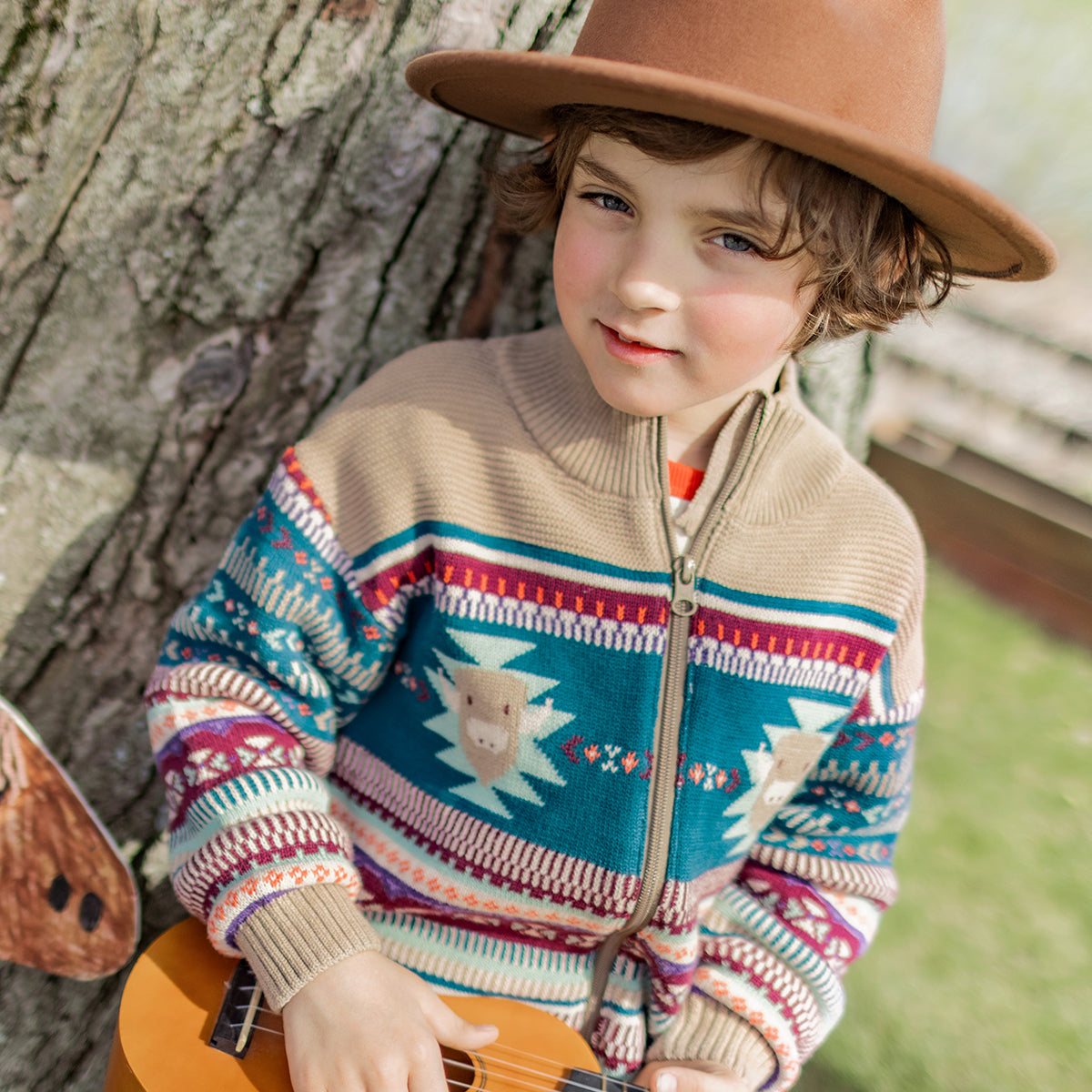 Photo d'un enfant portant la veste beige en tricot avec motifs, enfant