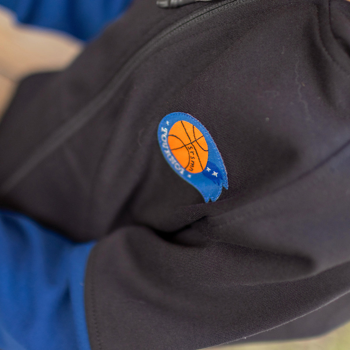 Zoom détails de la veste à capuchon noire, enfant