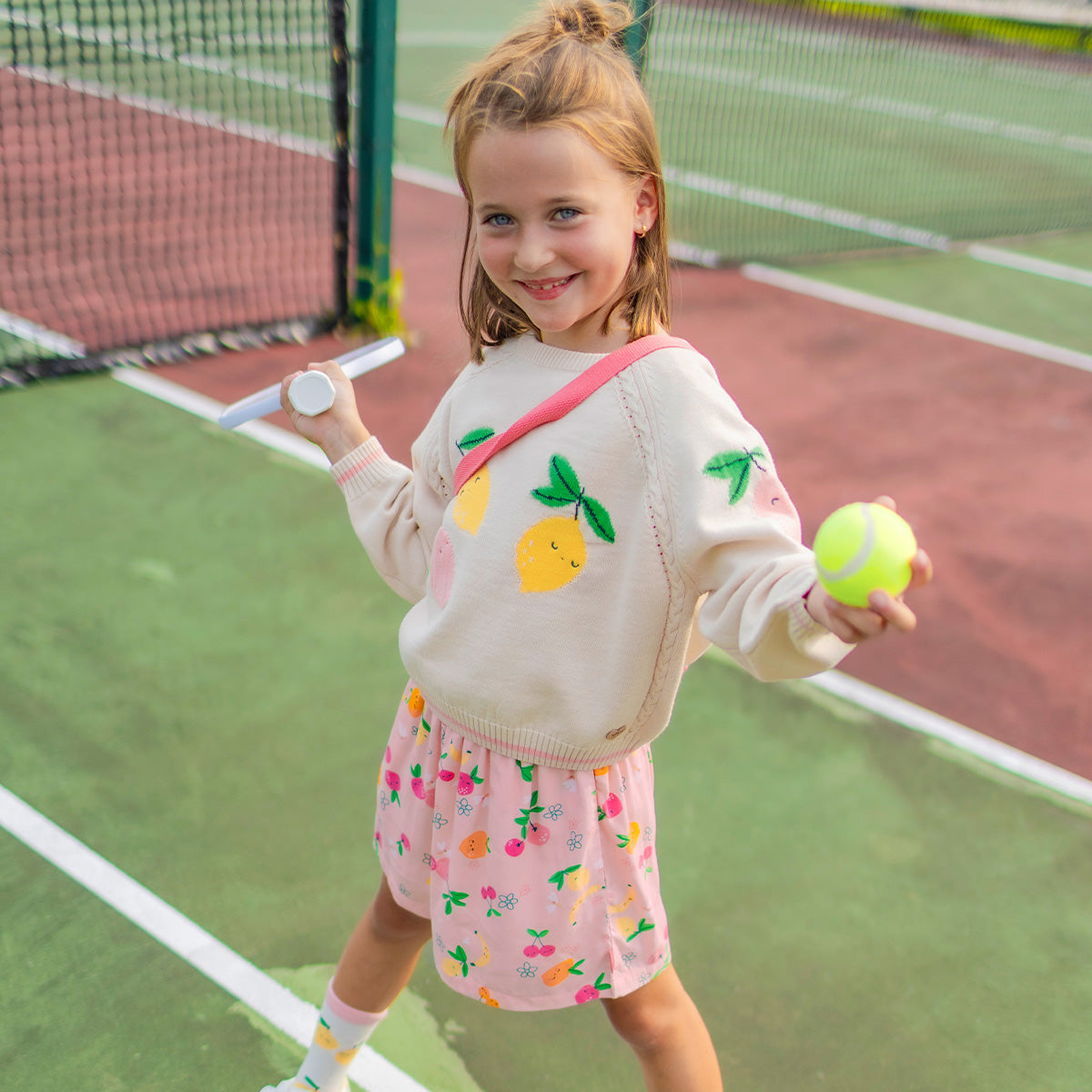 Photo d'un enfant portant la jupe-short fluide rose en viscose à motif, enfant