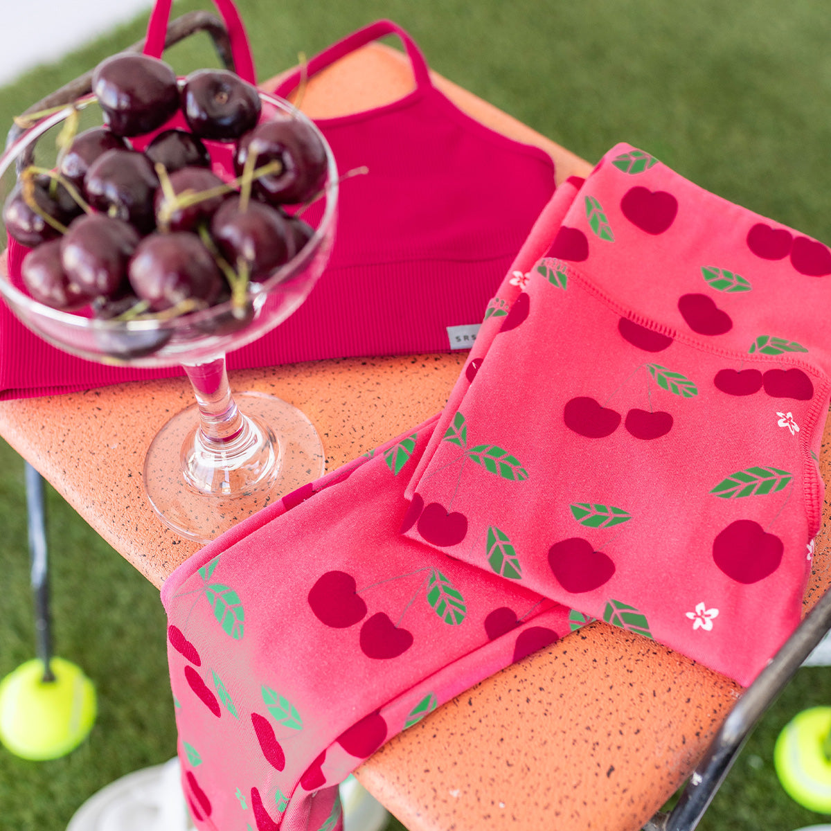 Présentation du legging de sport rose à motifs, enfant