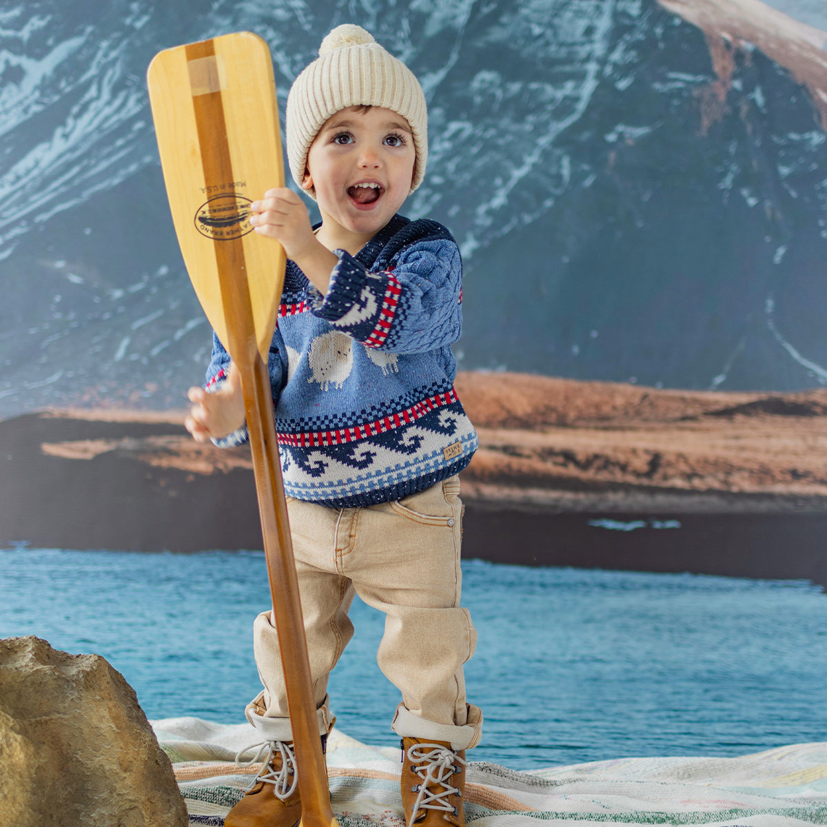Photo d'un enfant portant le chandail bleu en tricot, bébé