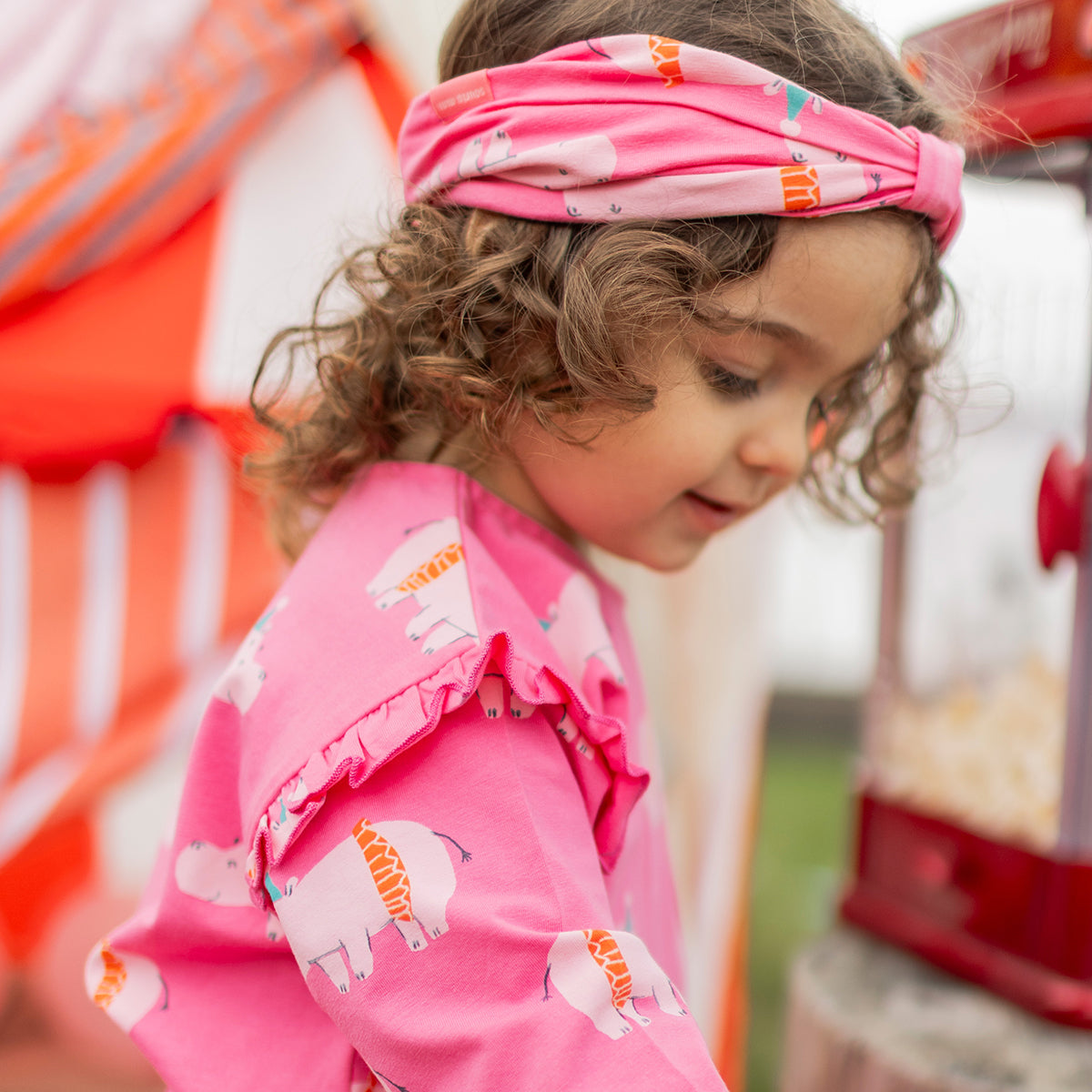 Photo d'un enfant portant le t-shirt rose à motifs d’hippopotames, bébé