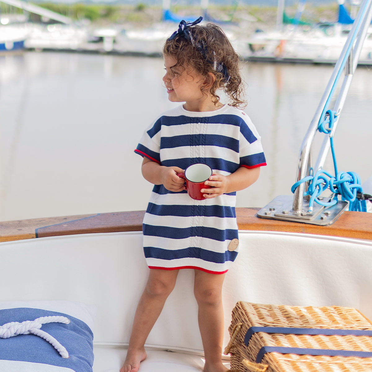 Look de la robe crème et bleue à rayures, bébé