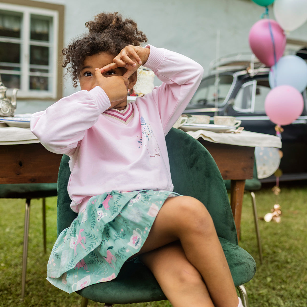Photo d'un enfant portant la jupe turquoise cendré en popeline scintillante à motifs de chevaux, enfant