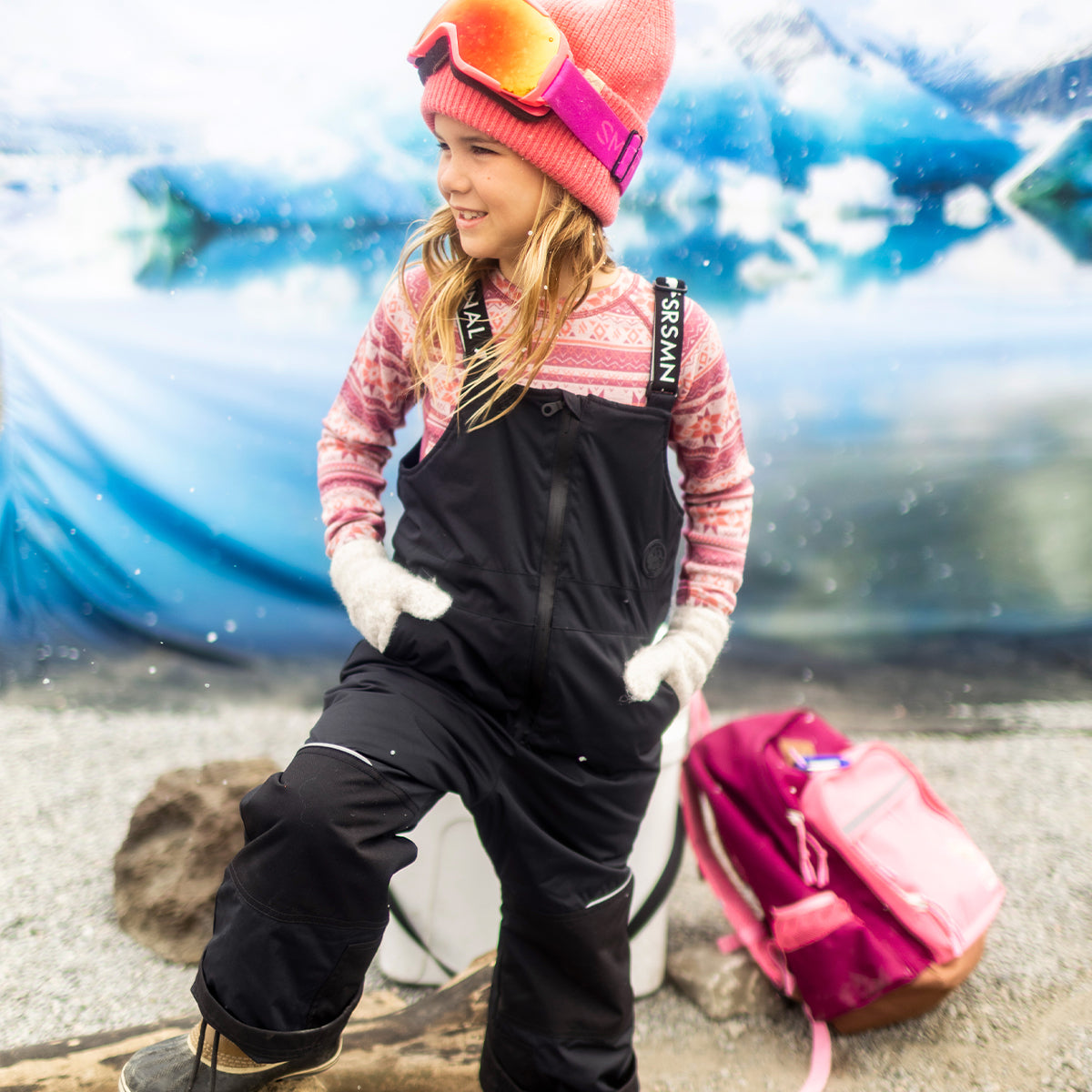 Photo d'un enfant portant la tuque rose en tricot, enfant