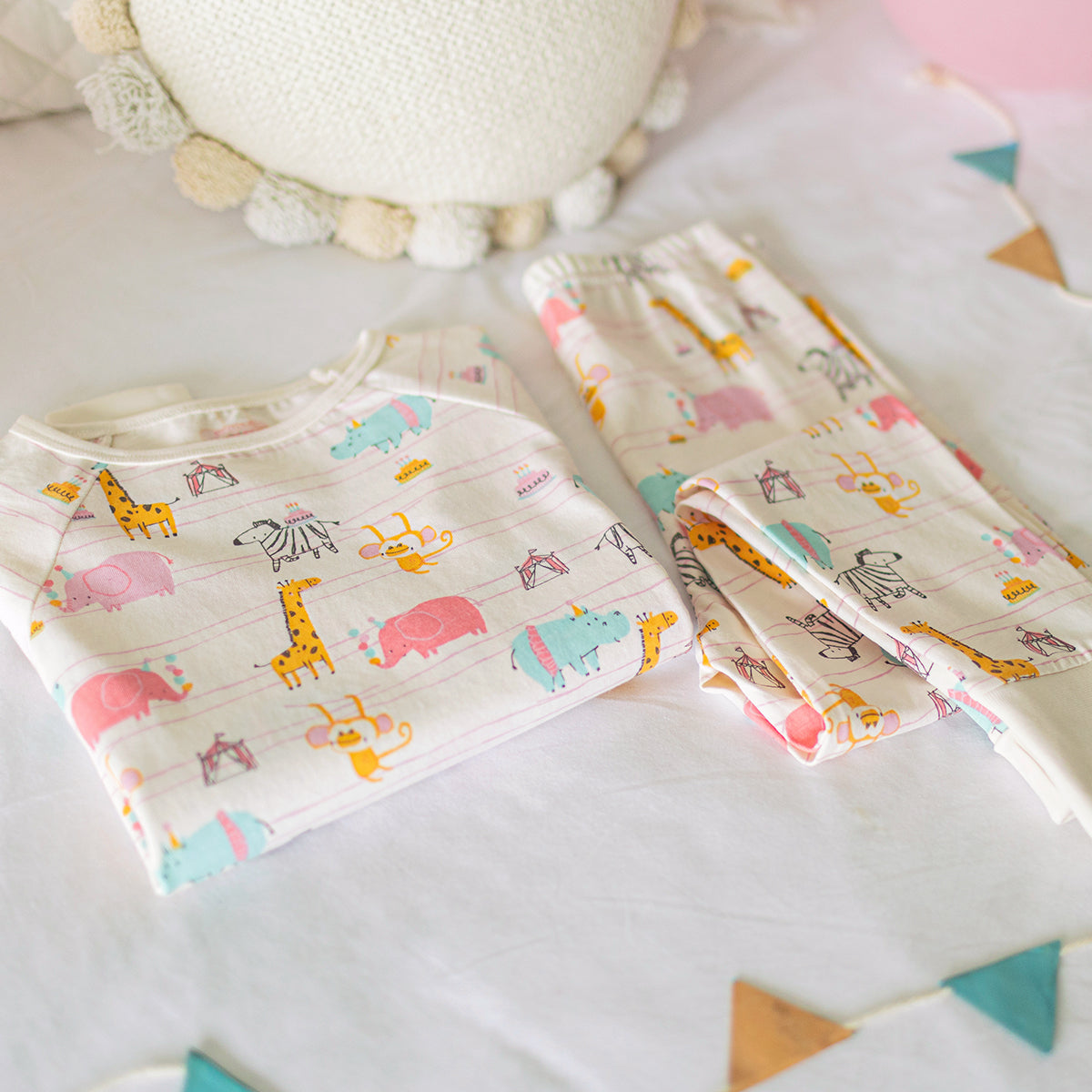 Présentation du pyjama deux pièces crème à motifs d’animaux, bébé