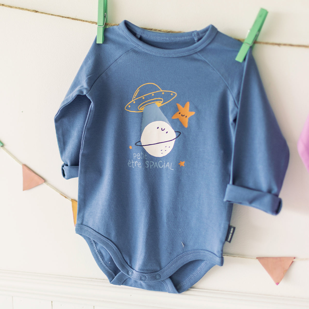 Présentation du cache-couche bleu avec illustration de planète, bébé