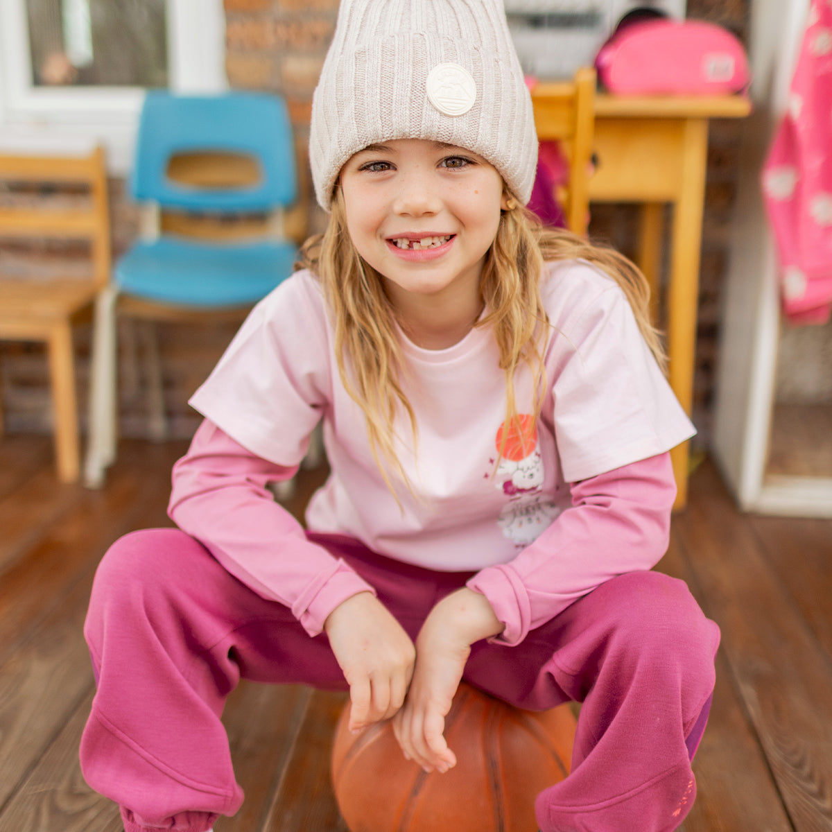 Photo d'un enfant portant le t-shirt rose avec illustration, enfant